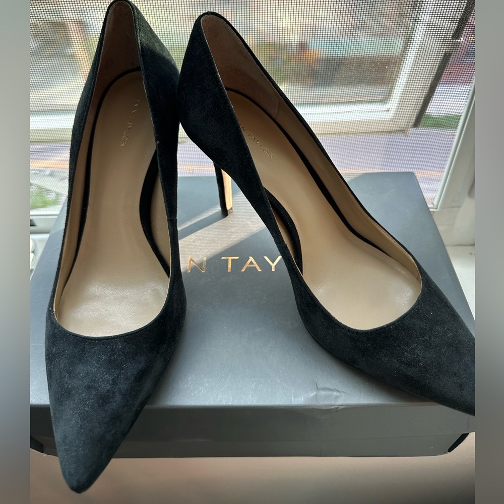 Ann Taylor Black Mila Suede Pumps in size 8.5